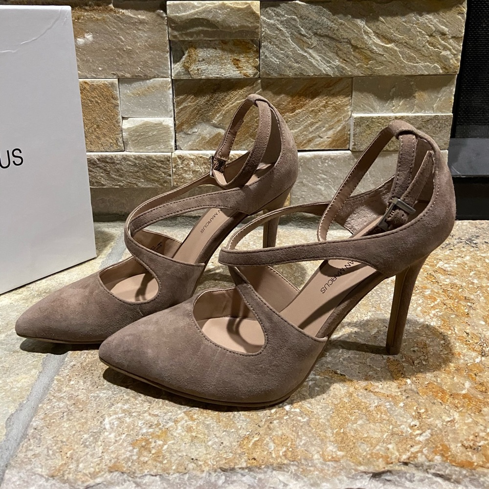 NEW, Neiman Marcus, “Pratt” taupe leather heels - Picture 4 of 6
